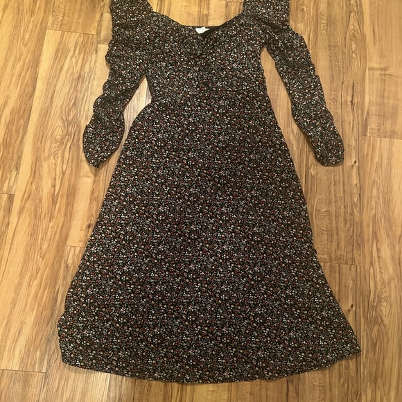 Astr Dresses & Skirts - ASTR THE LABEL Black Floral Long Sleeve V-Neck Midi Dress